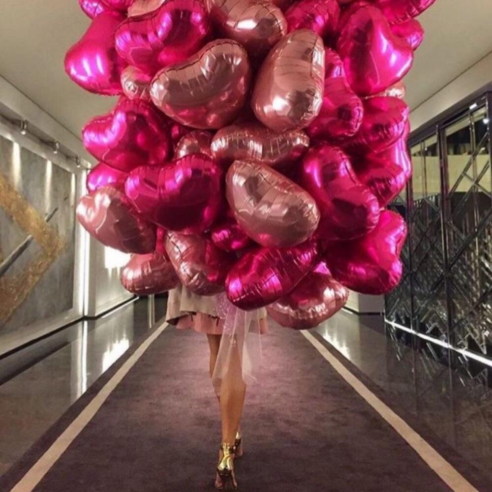 Шаров инстаграм. Девушка с цветами и шарами. Шикарные воздушные шары. Куча воздушных шаров. Огромные воздушные шары.