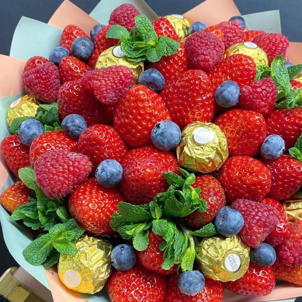 Ramo de fresas y dulces