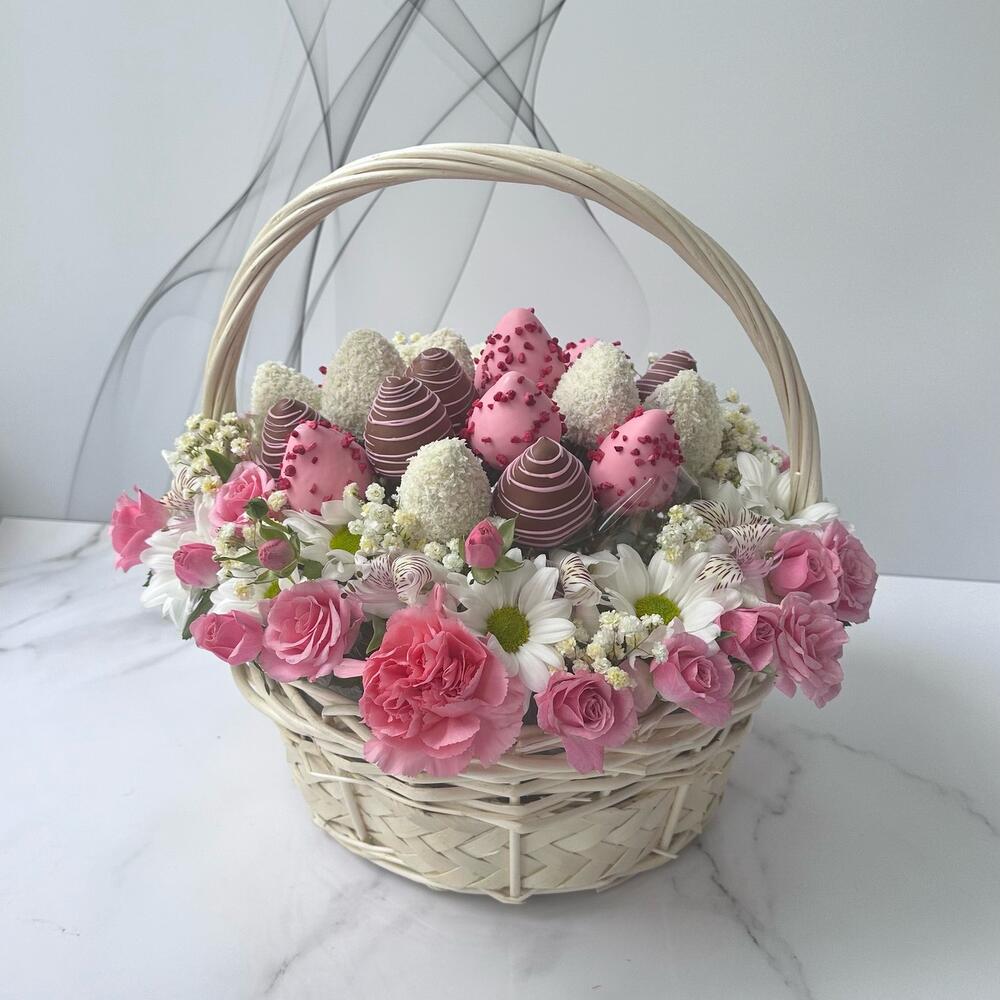 Корзина с клубникой в шоколаде