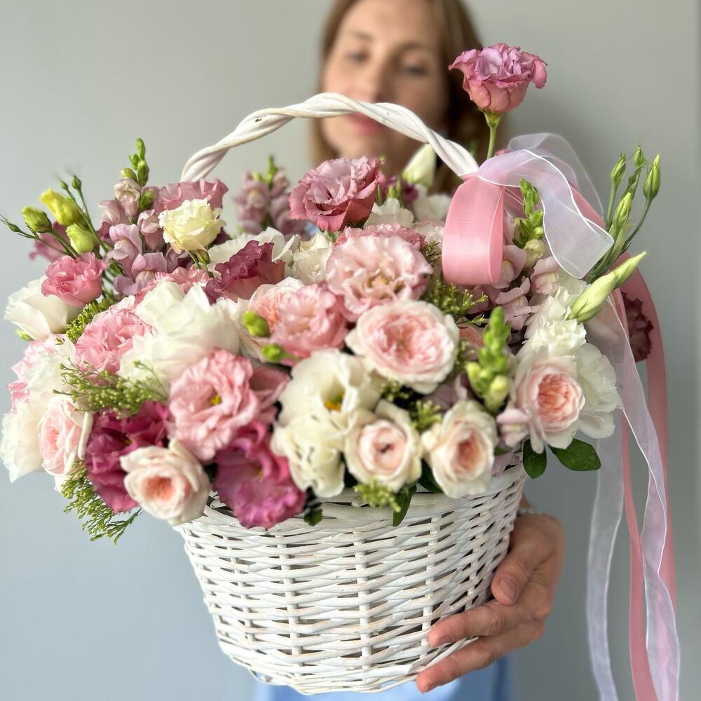 Композиция в плетенлй  корзине с розовой и белой эустомой (лизиантусами)