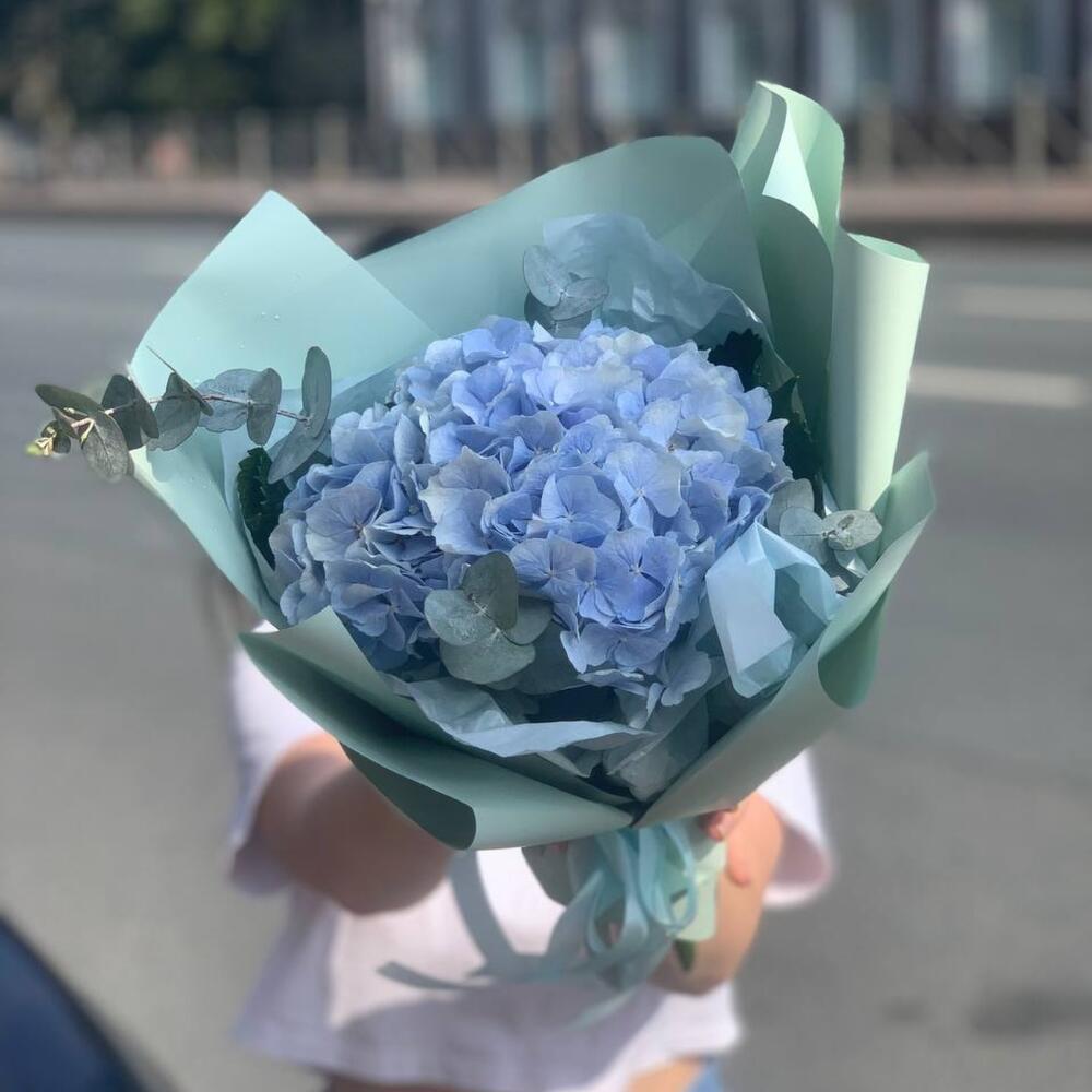 Букет с гортензией и эвкалиптом