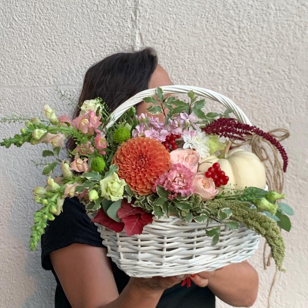 Композиция с георгином, пионовидной розой и тыквой в плетеной корзинке