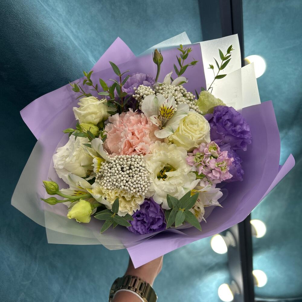Букет из эустомы , маттиолы , диантуса и альстермерии💜