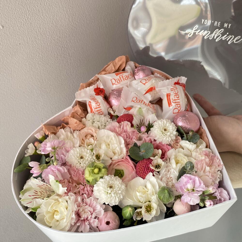Цветы в коробке в форме сердца с конфетами Raffaello