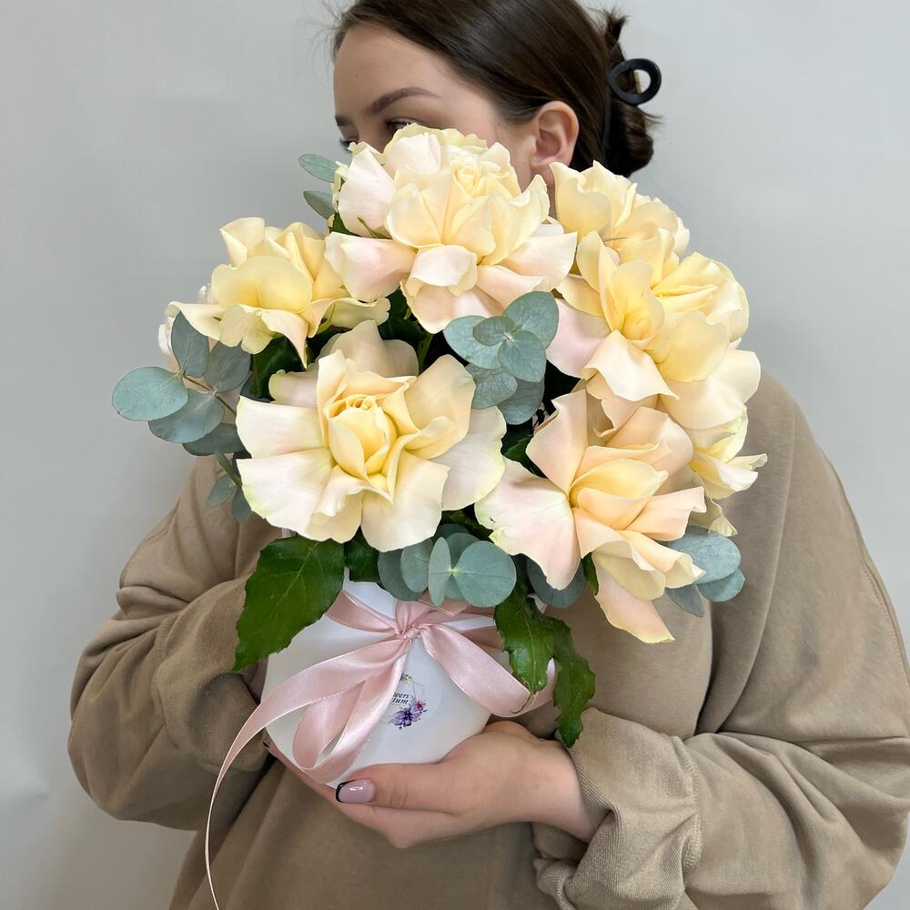 Французские розы с эвкалиптом в коробке