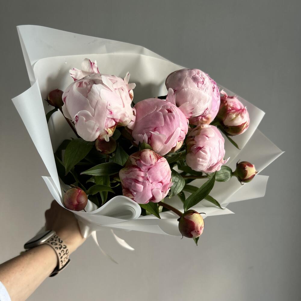 Букет из 7розовых пионов