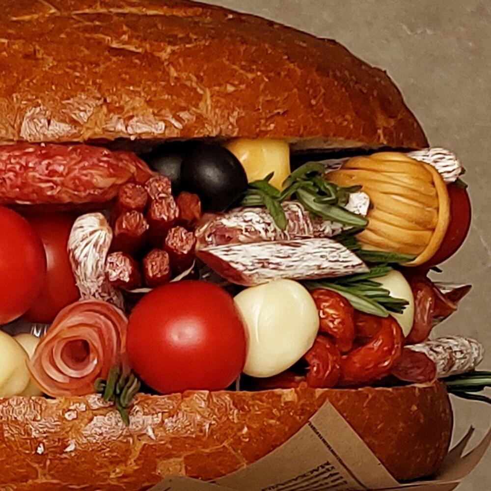 Мужской букет Бургер с колбасами и сырами