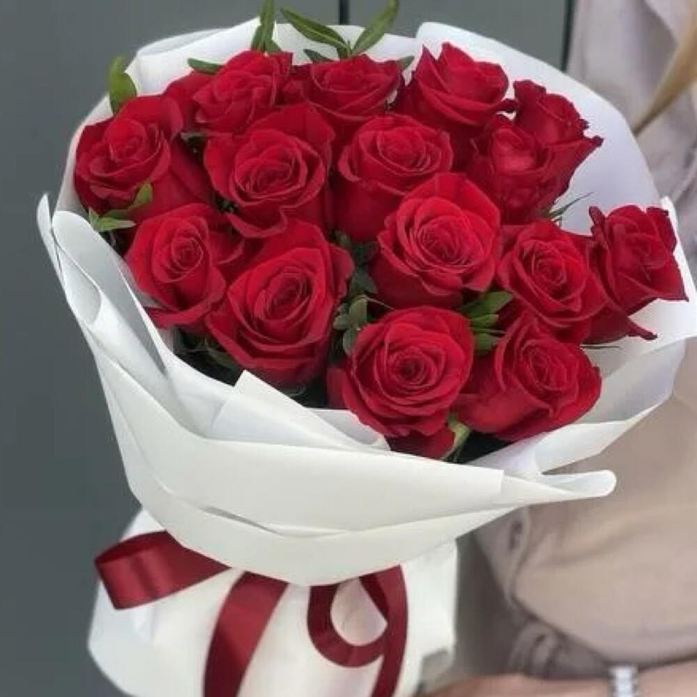 Букет из алых роз