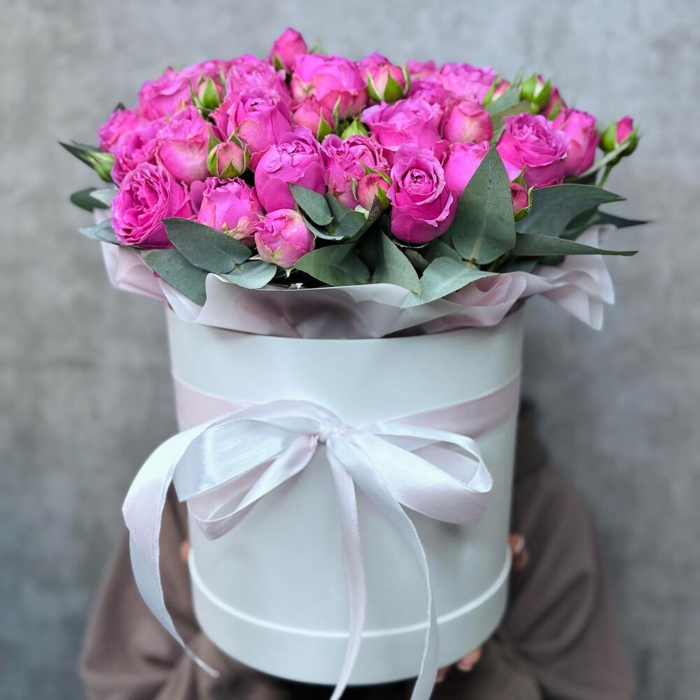 Большой букет 💐 пионовидных розовых 🩷 роз Мисти Баблс с эвкалиптом размер M. Розы в коробке для любимой 🩷