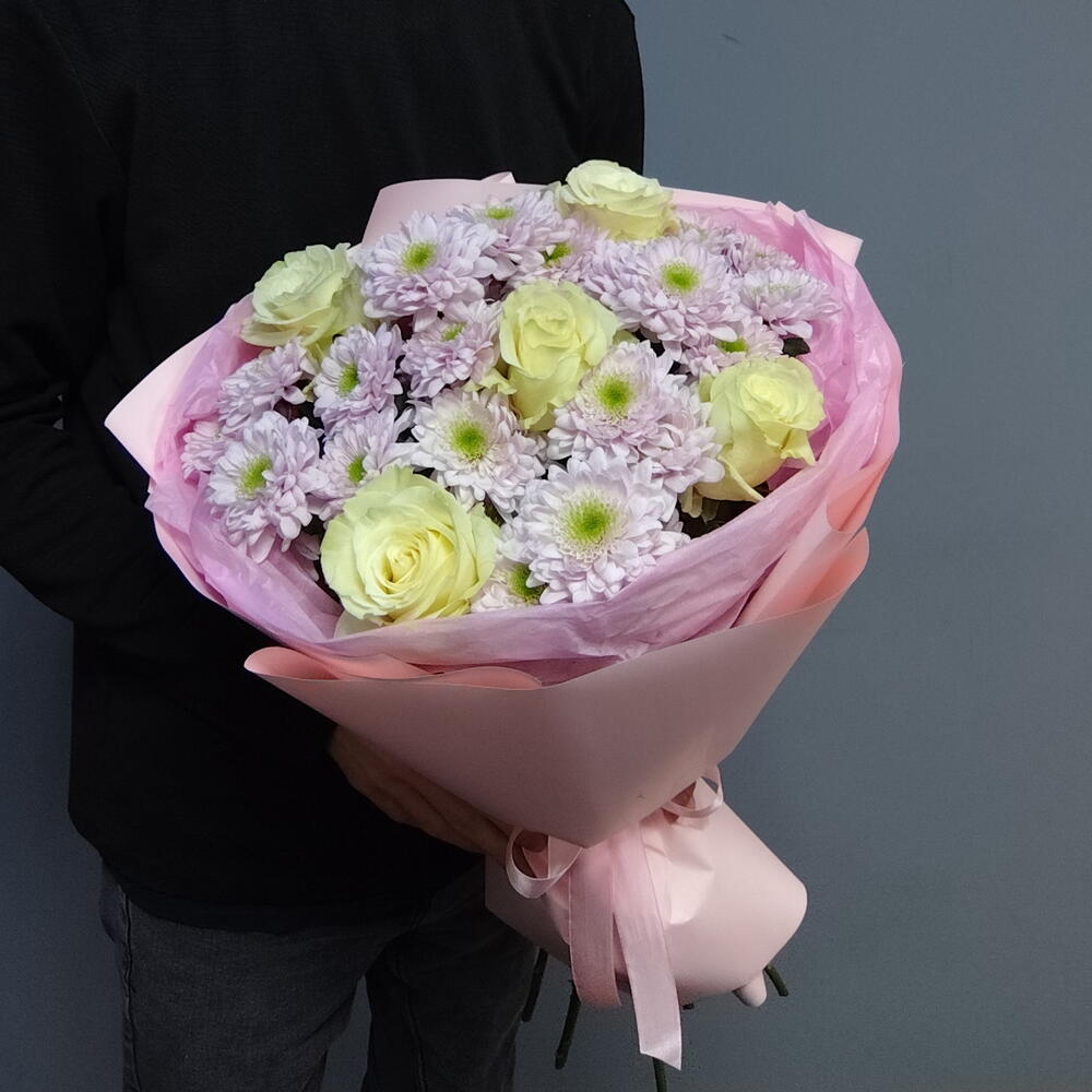 Авторский букет из белых роз Мондиаль и розовых кустовых хризантем Коммандер Пинк