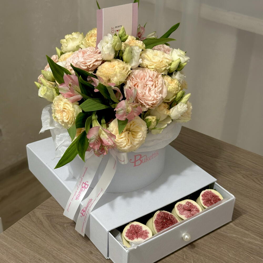 Коробка с клубникой в шоколаде и цветами «Bukettik»
