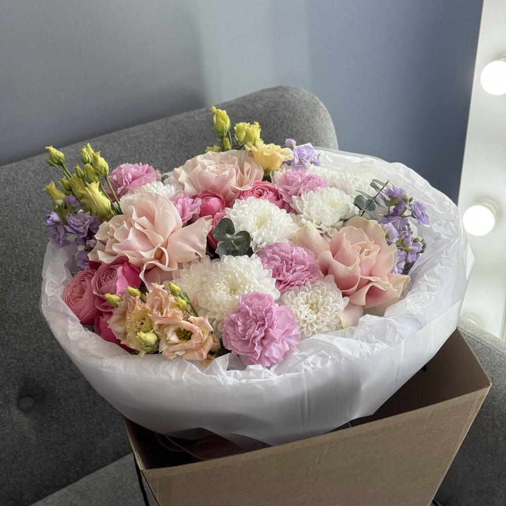 Авторский букет💐 с Француской Розой Пинк Мондиаль💕 сиреневой маттиолой💜и розовыми диантусами🩷