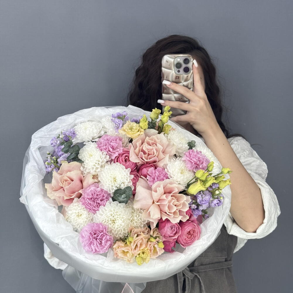 Авторский букет💐 с Француской Розой Пинк Мондиаль💕 сиреневой маттиолой💜и розовыми диантусами🩷