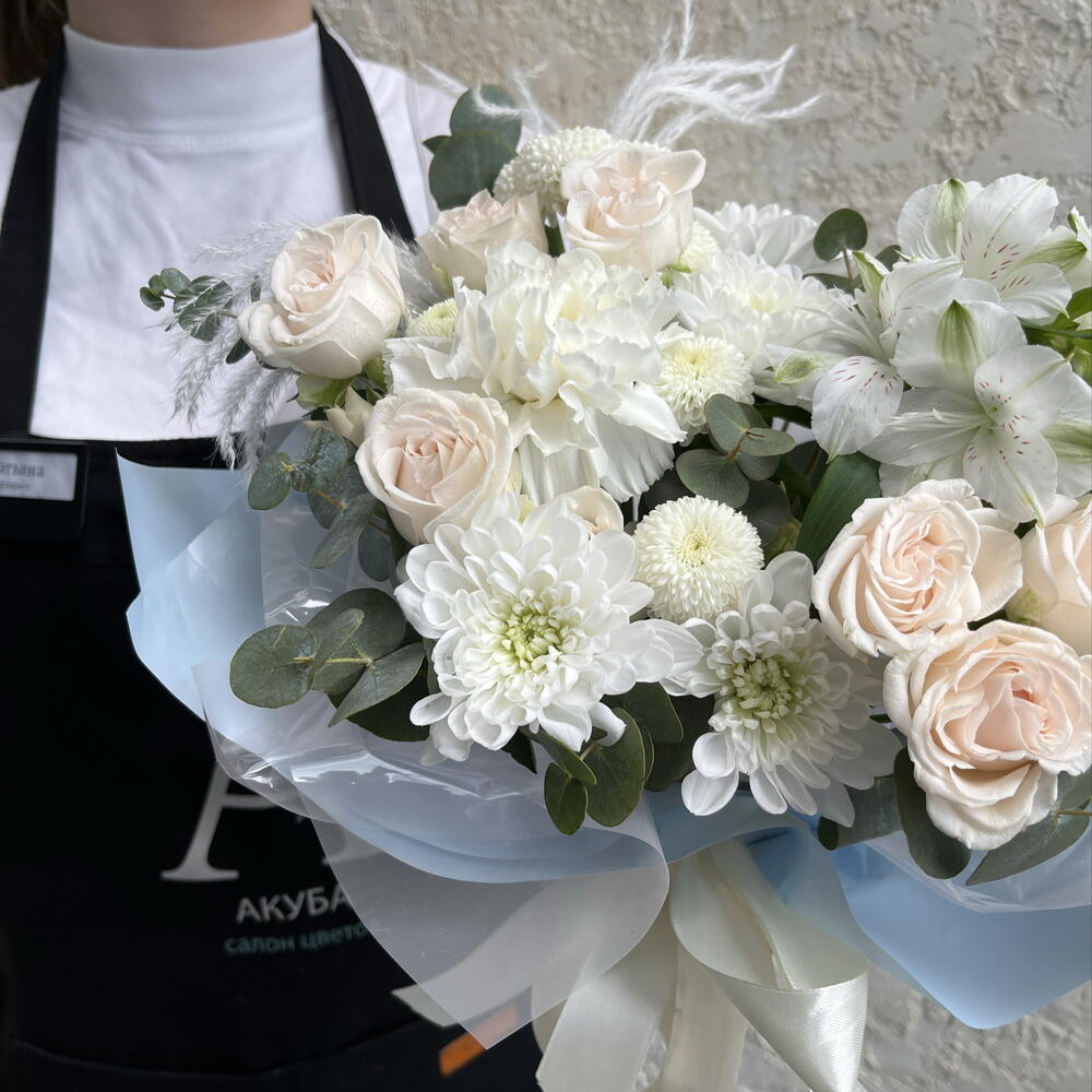 Нежная композиция с пионовидными розами, альстромерией, хризантемой и эвкалиптом