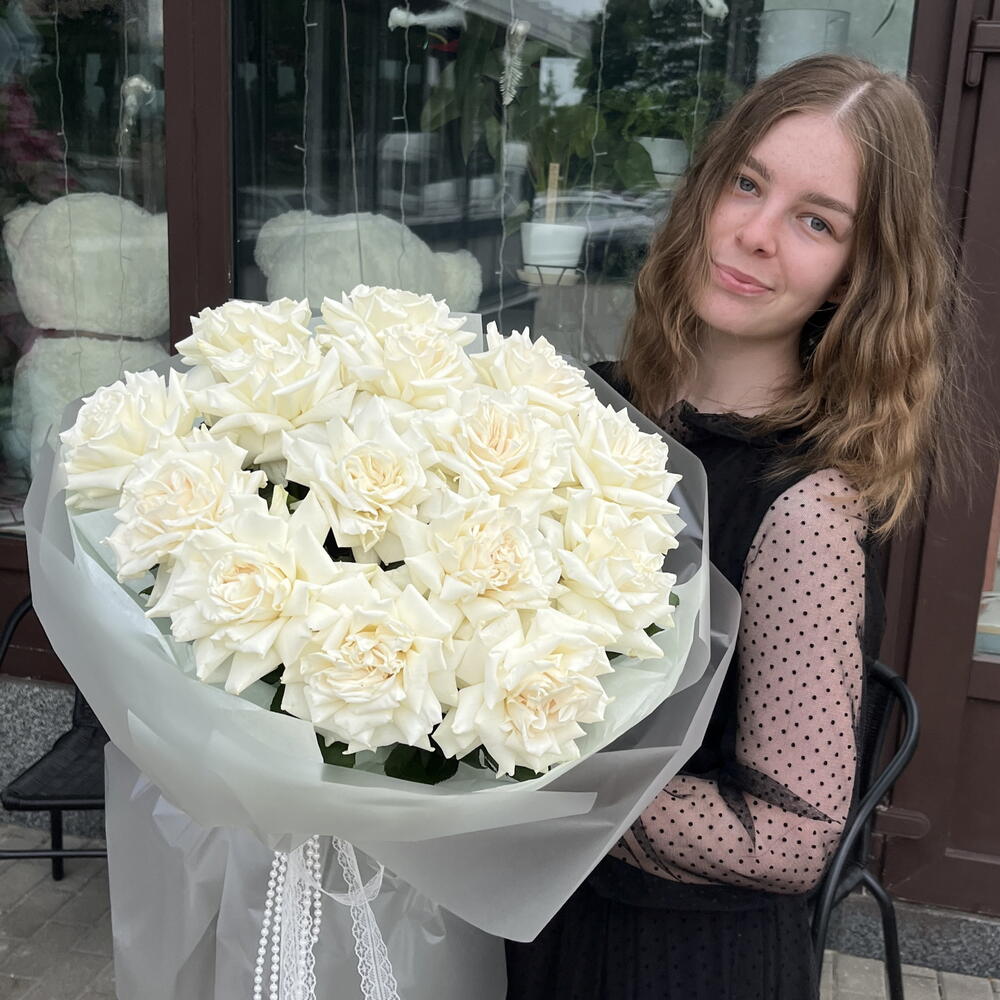 Большой шикарный букет из 15 белых французских роз сорта Плая Бланка