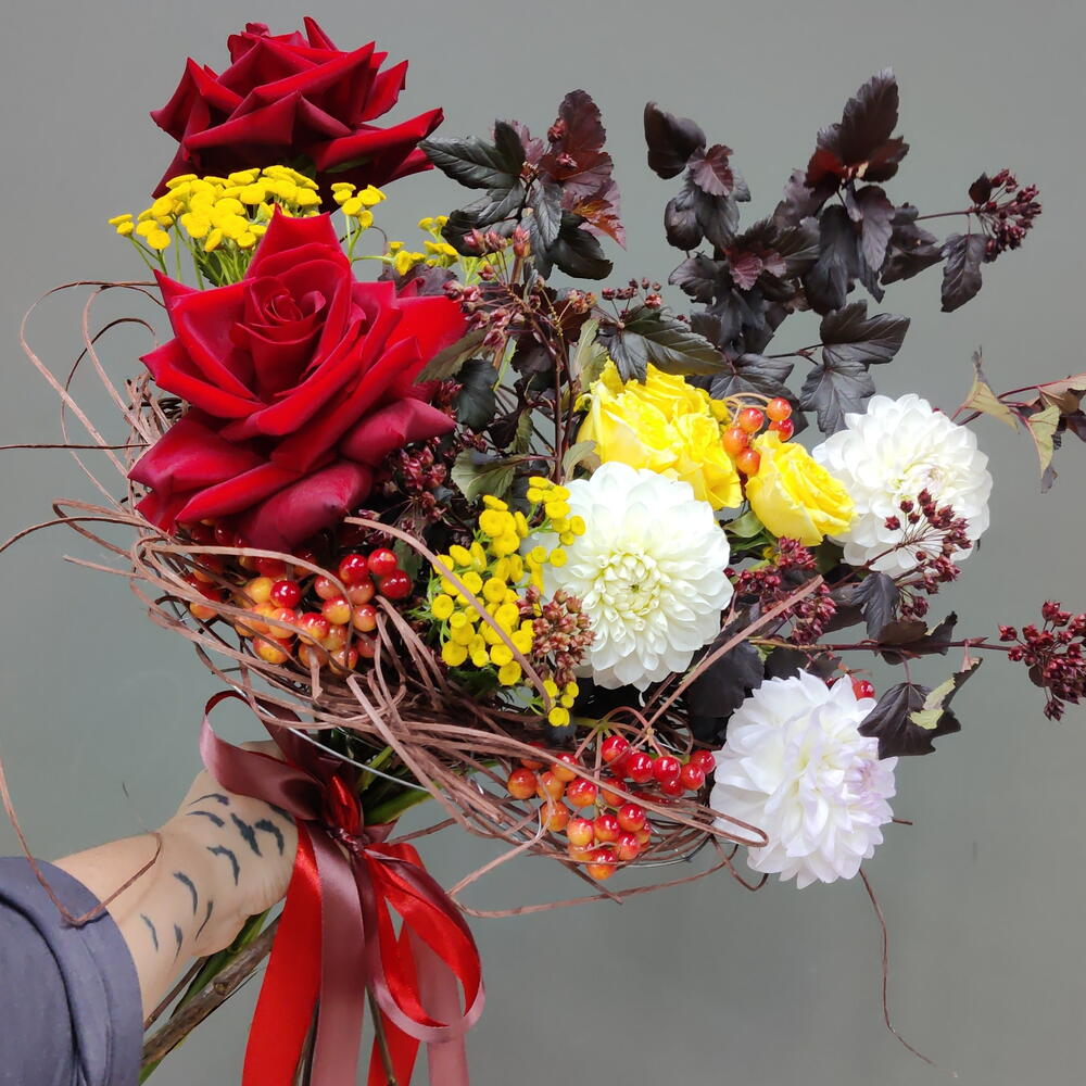 Букет на каркасе с георгинами и французской розой