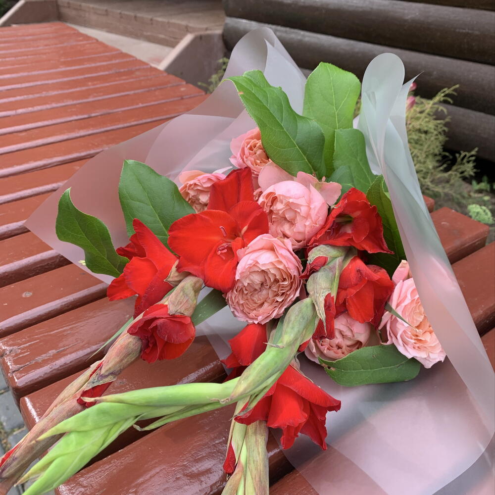Букет с гладиолусами и кустовыми розами в упаковке