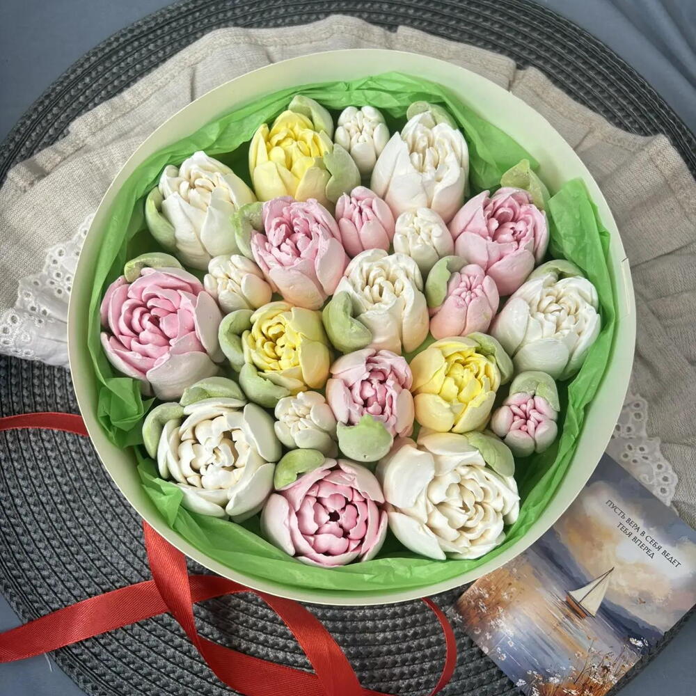 Зефирные тюльпаны микс в шляпной коробке