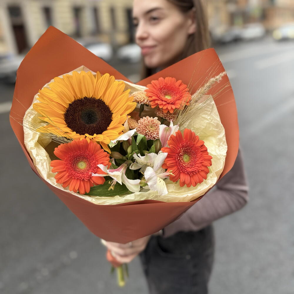 Букет с подсолнухом,гермини,альстромерией и колосьями