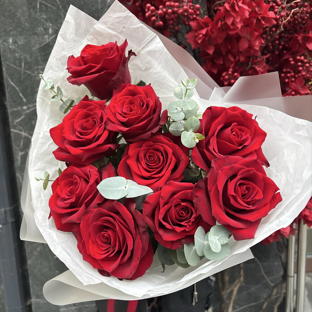 Красные розы с эвкалиптом 🌹