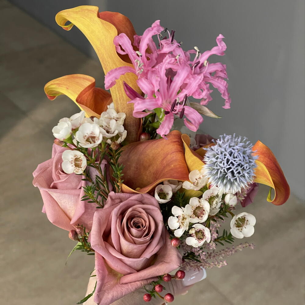 WEDDING BRIGHT дофаминовый букет невесты с каллами, кофейными розами и хамелациумом
