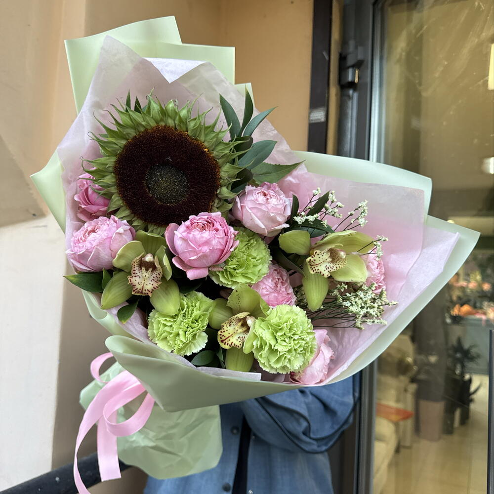 Акцентный букет 💫"уверенный взгляд" в составе декоративный подсолнух🌻, диантусы, роза JULIET, CYMBIDIUM, лимониум и  рускус🌿