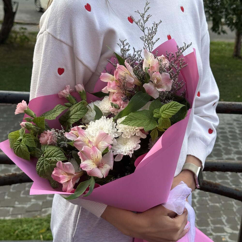 Букет с альстромерией и малиной