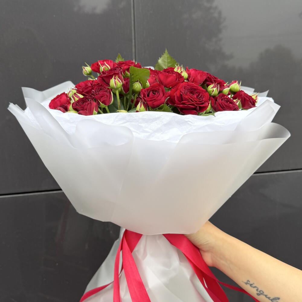 Букет алых роз кустовых