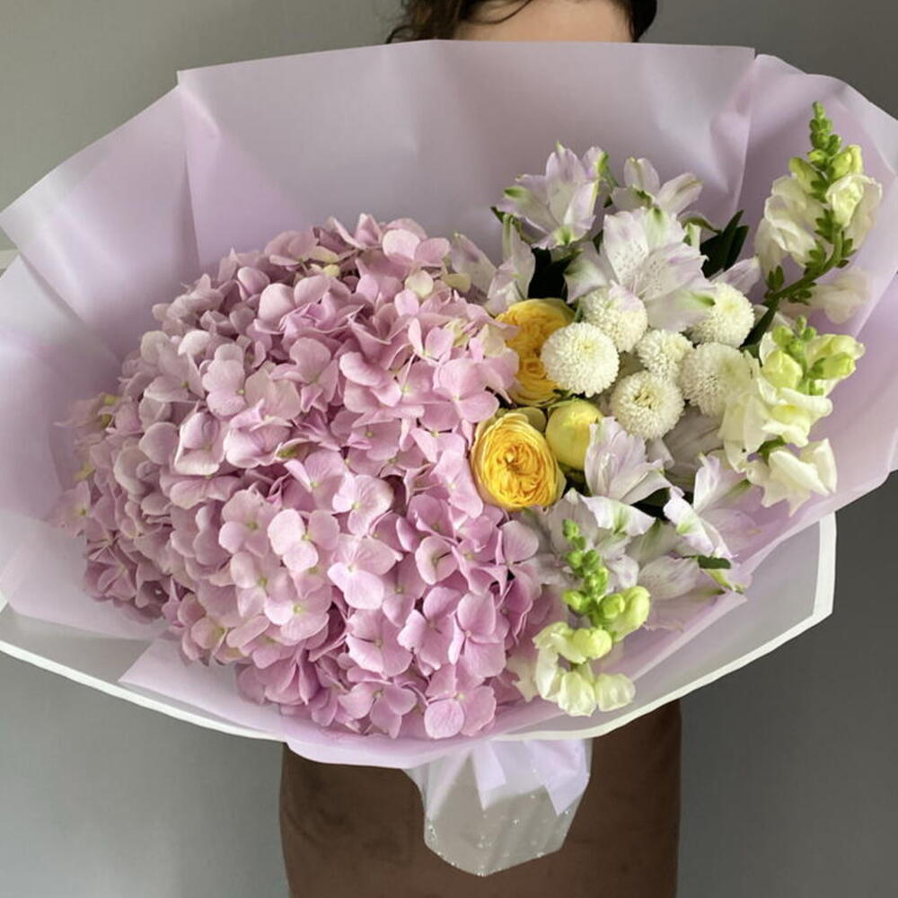 Пышный букет гортензии, кустовой пион.розы, альстромерии🌿🤍🌸