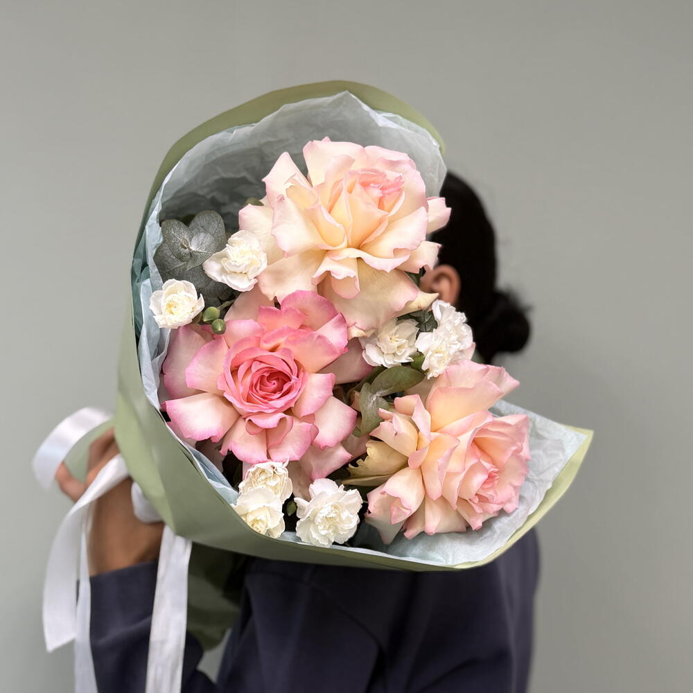 Авторский букет из французских роз и диантусов💐