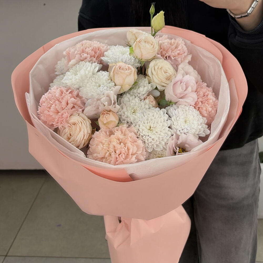 Букет с диантусами и эустомой