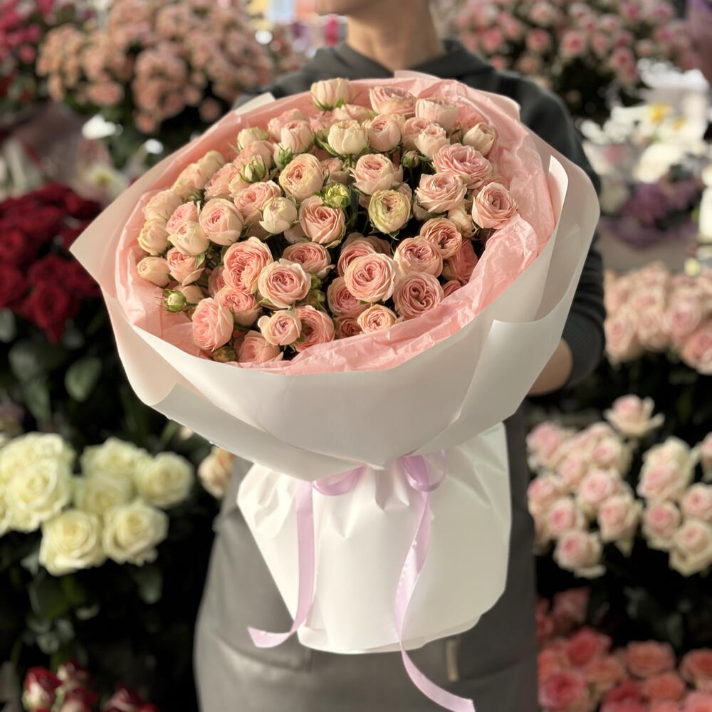 Romance — мега-пышный авторский монобукет из отборных кустовых пионовидных роз