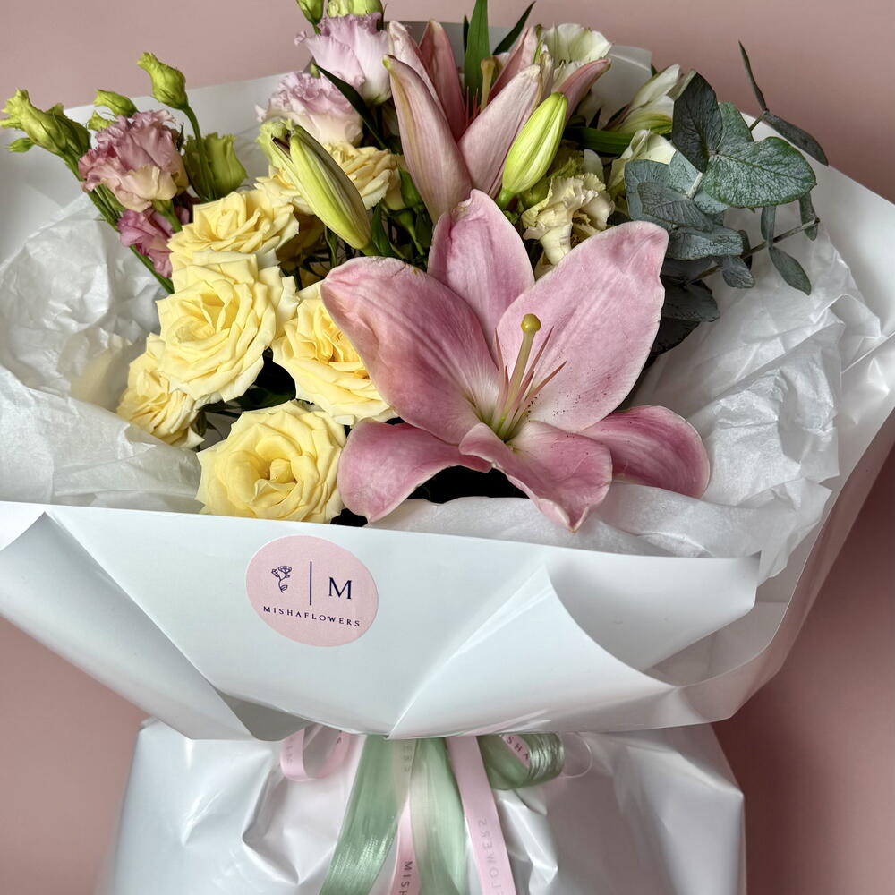 Букет белый с кустовой розой и Лилией