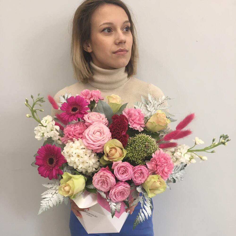 Яркая композиция  с герберами и розами