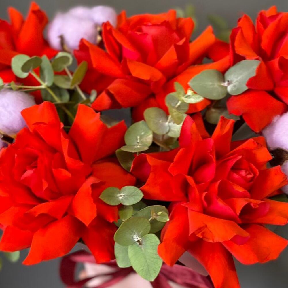 Алые розы с хлопком