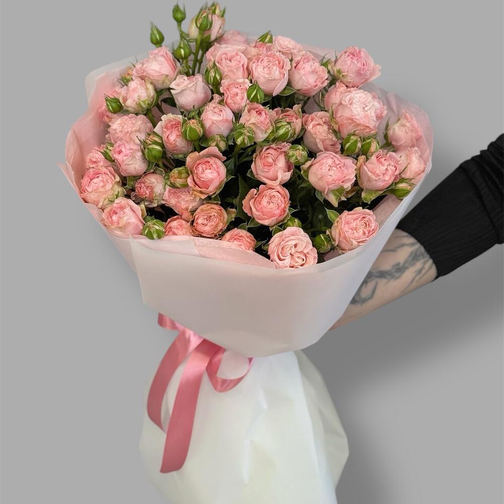 Bouquet of bushy peony-shaped roses "Madame Bombastic"