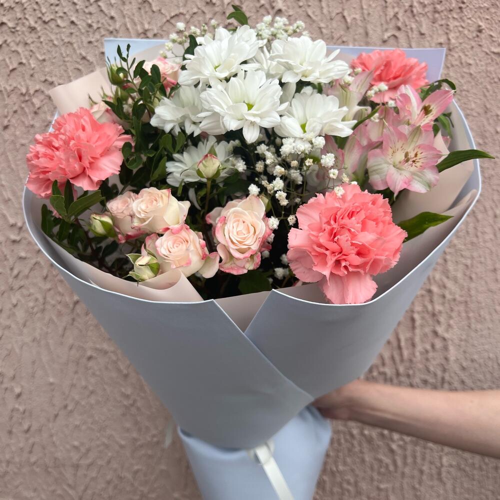 Букет из гвоздики и кустовой розы 🥀