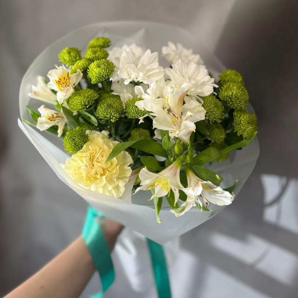 Букет-комплимент с альстромерией, диантусами и кустовой хризантемой