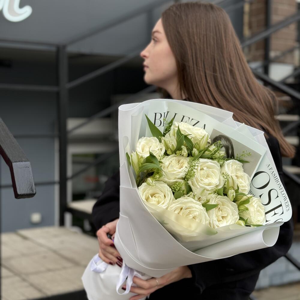 9 роз с альстромерией  в оформлении