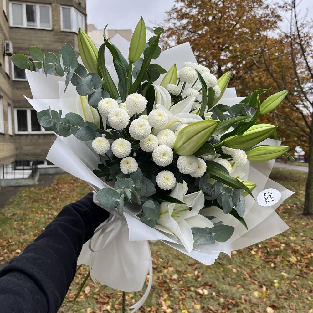 Букет с белой лилией и хризантемой
