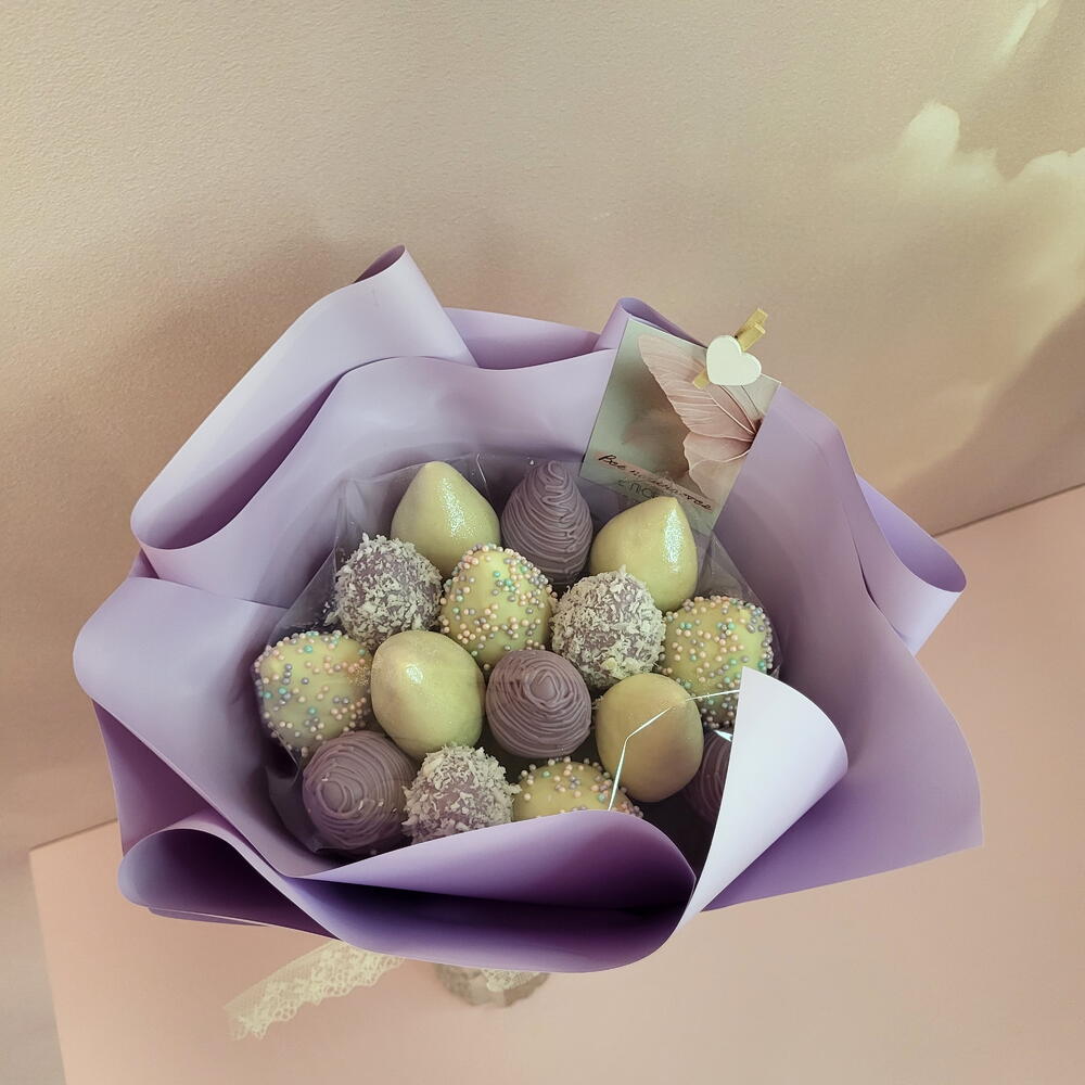 Лиловый букет с клубникой в шоколаде+подарок от Vivienne Sabo -румяна MACARON
