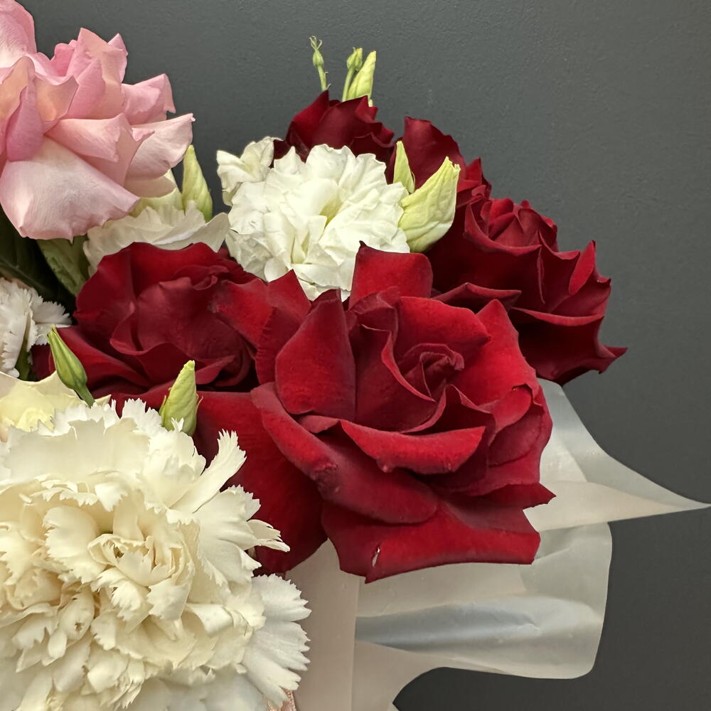 Композиция из роз "Дуо", диантусы, эустома
