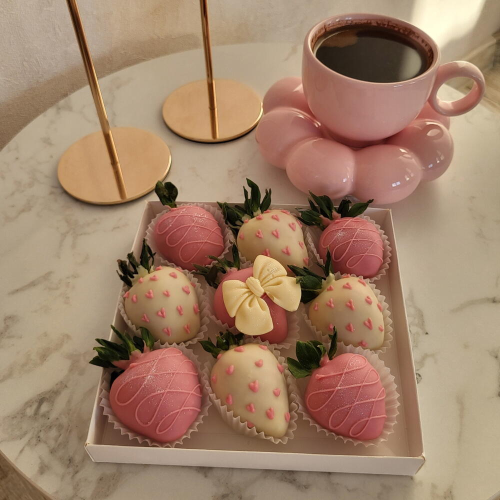 Клубника в шоколаде "Для самой романтичной"+подарок от Vivienne Sabo  - румяна MACARON