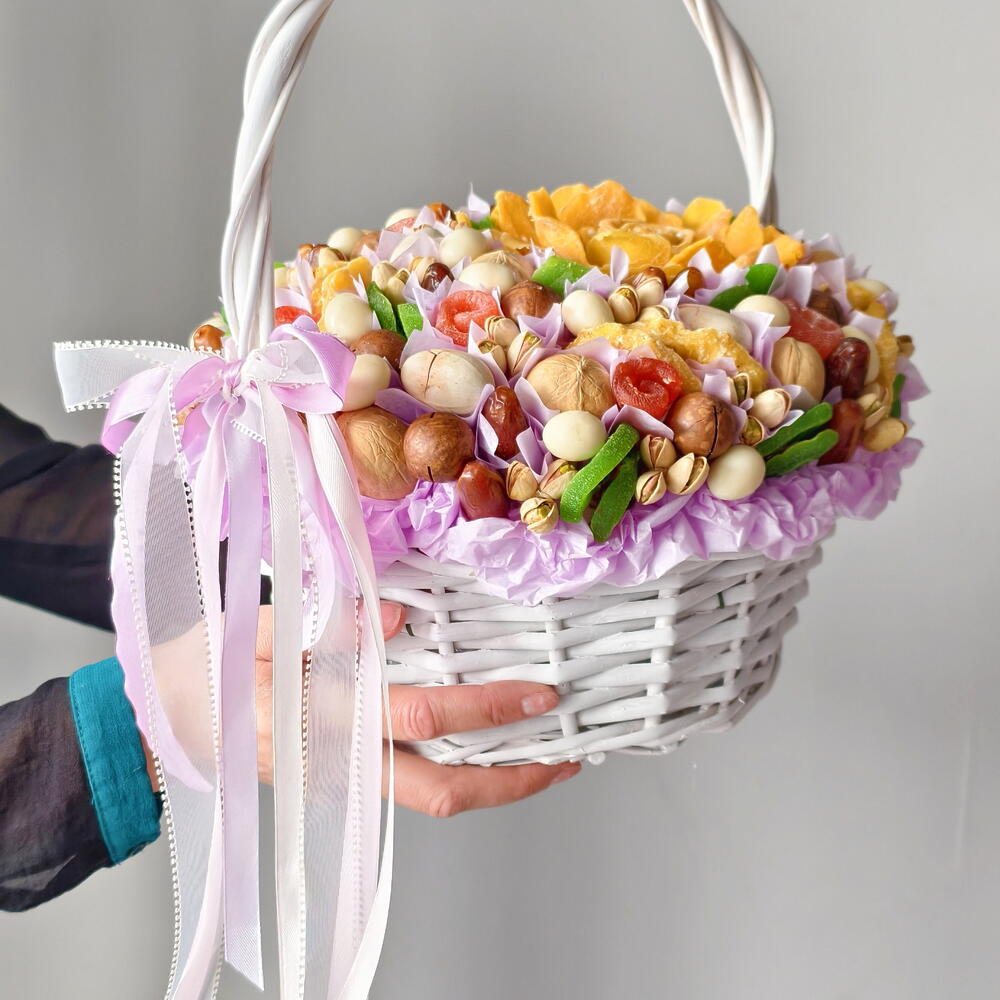 Корзинка из орехов и сухофруктов