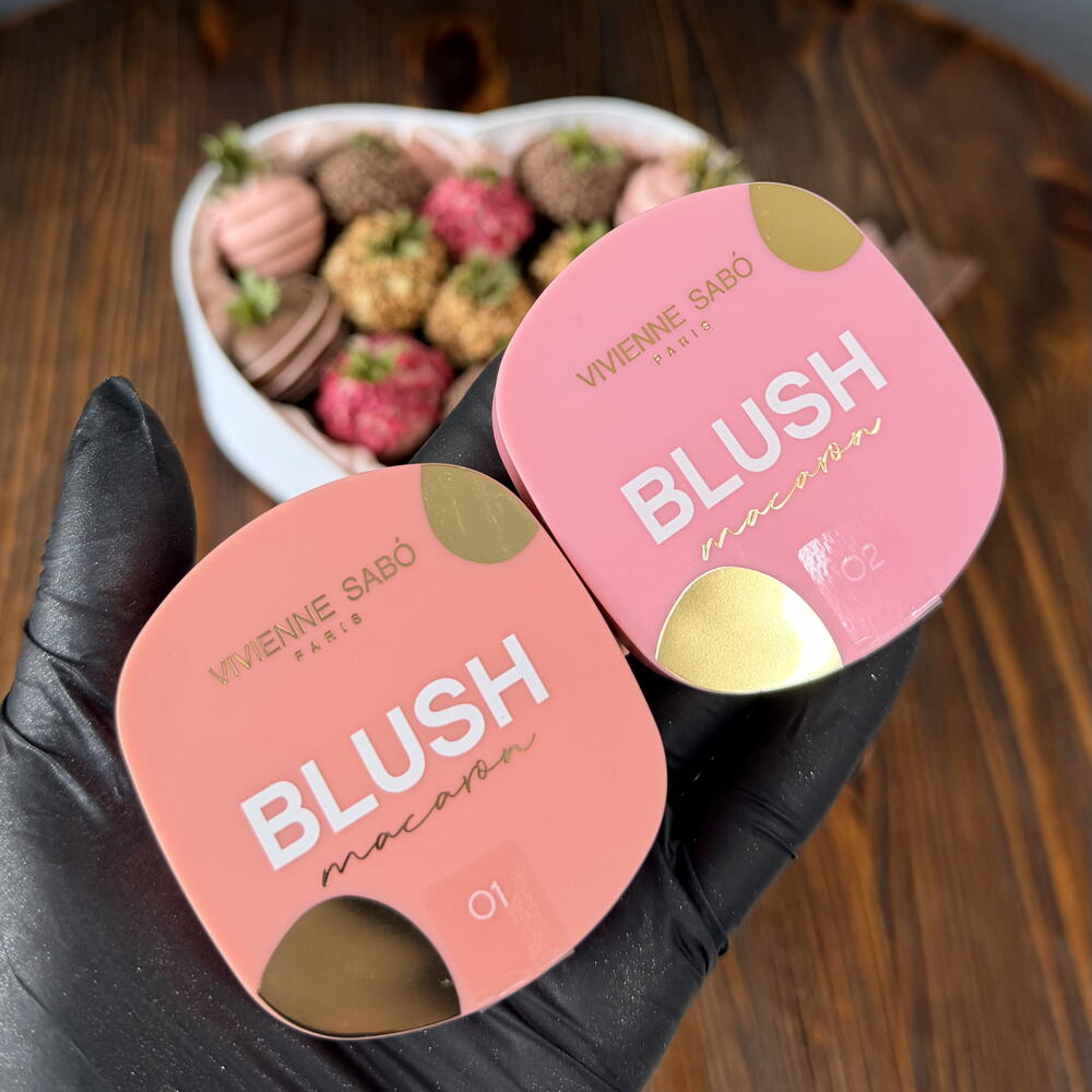 Клубника в шоколаде Сердце S + подарок от Vivienne Sabo — румяна MACARON
