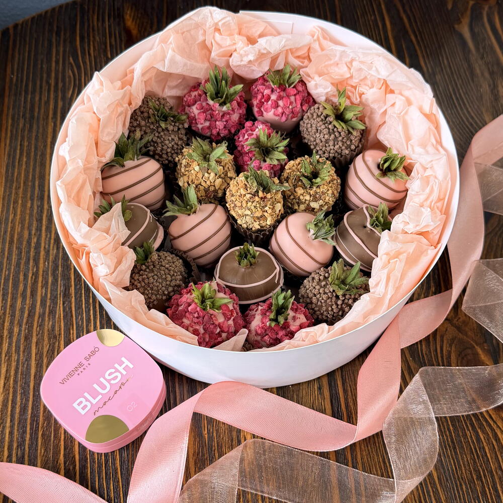 Клубника в шоколаде D20 + подарок от Vivienne Sabo — румяна MACARON