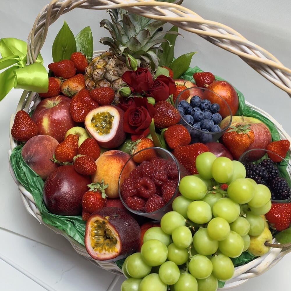 Фруктовая корзина с розами