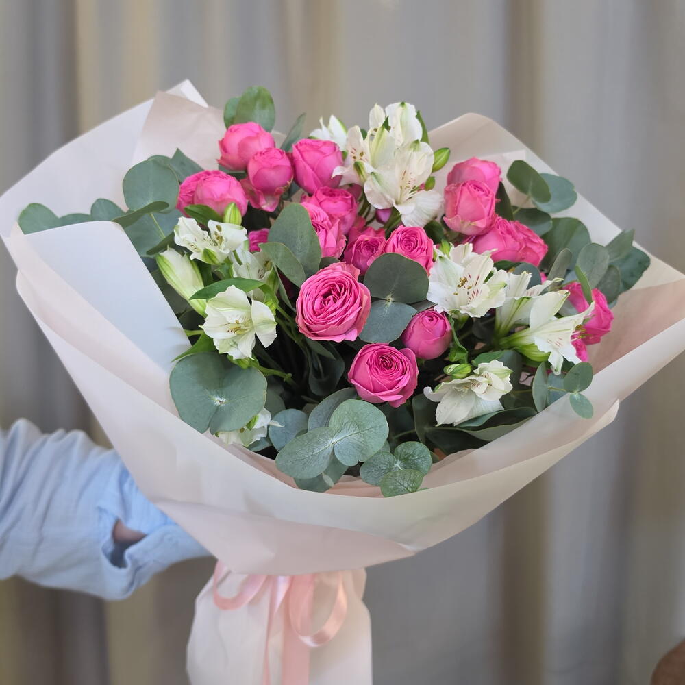 Букет из пионовидных роз и альстромерии