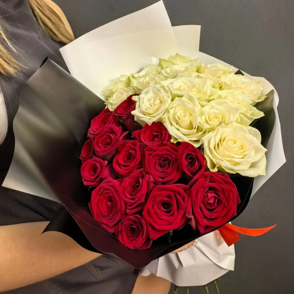 Белые и красные розы 🌹