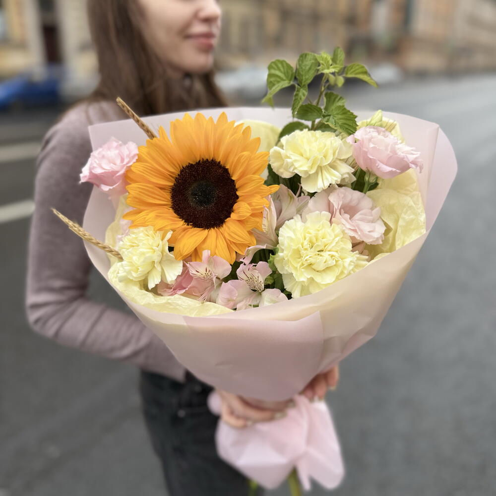 Букет с сезонным подсолнухом,эустомой и альстромериями